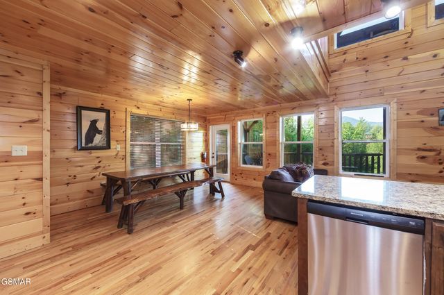 714 Mountain Stream Way, Gatlinburg, TN 37738