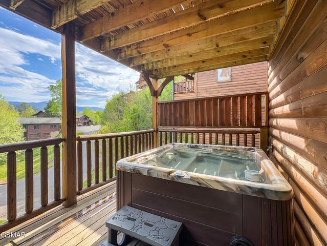 714 Mountain Stream Way, Gatlinburg, TN 37738