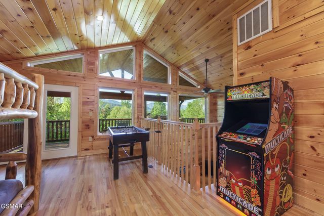 714 Mountain Stream Way, Gatlinburg, TN 37738