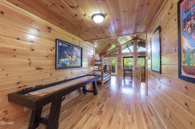 714 Mountain Stream Way, Gatlinburg, TN 37738