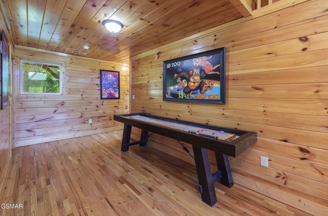 714 Mountain Stream Way, Gatlinburg, TN 37738