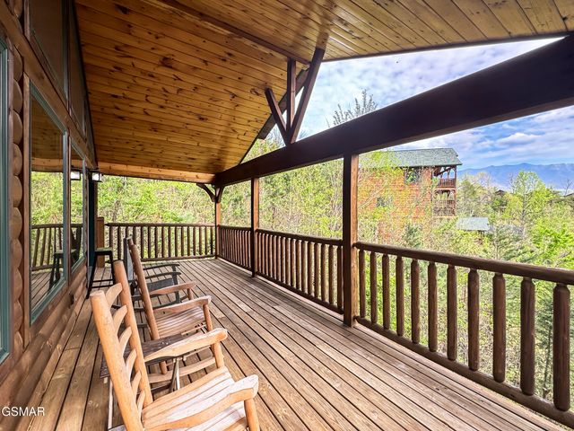 714 Mountain Stream Way, Gatlinburg, TN 37738