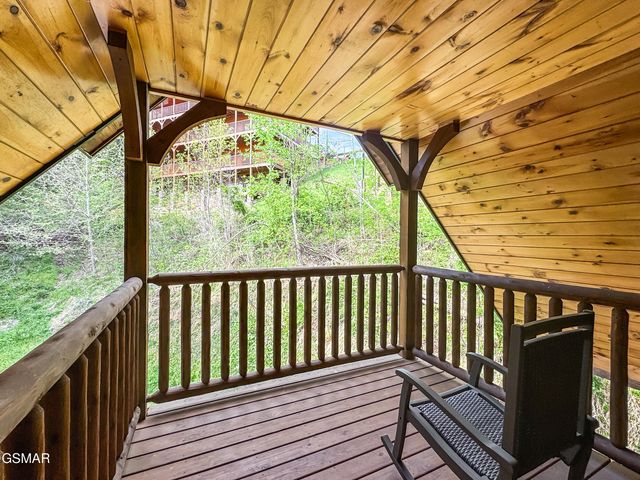714 Mountain Stream Way, Gatlinburg, TN 37738