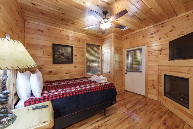 714 Mountain Stream Way, Gatlinburg, TN 37738