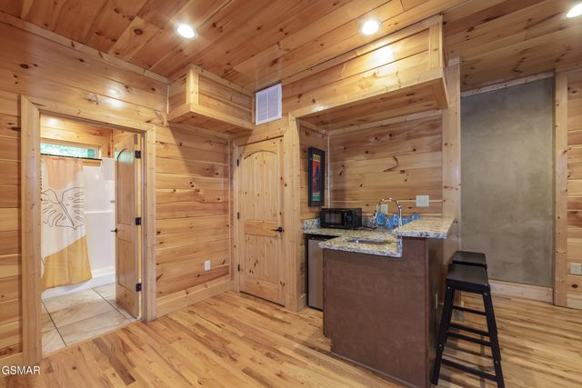 714 Mountain Stream Way, Gatlinburg, TN 37738