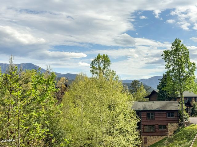 714 Mountain Stream Way, Gatlinburg, TN 37738