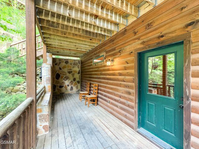 714 Mountain Stream Way, Gatlinburg, TN 37738