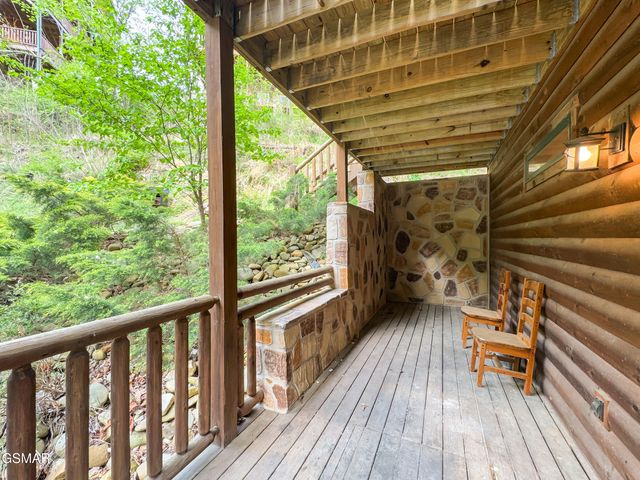 714 Mountain Stream Way, Gatlinburg, TN 37738