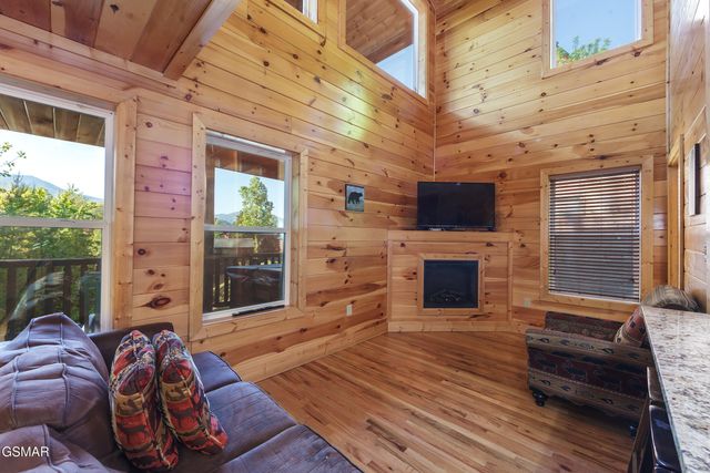 714 Mountain Stream Way, Gatlinburg, TN 37738