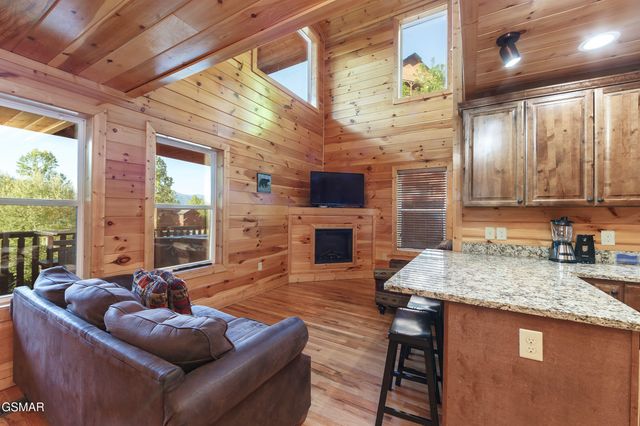 714 Mountain Stream Way, Gatlinburg, TN 37738
