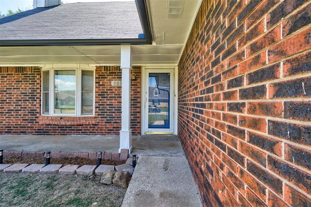 609 Crown Drive, Yukon, OK 73099
