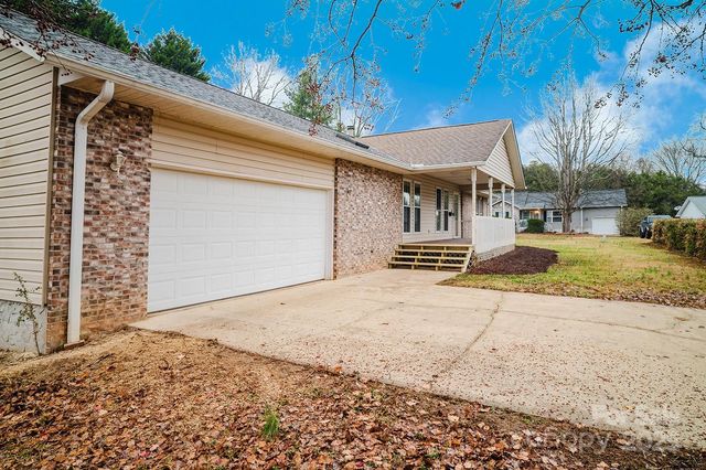 13 Cameron Drive, Etowah, NC 28729