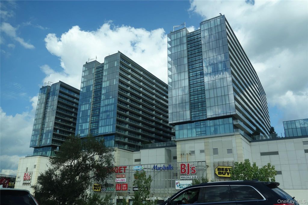 131-07 40th Road E19, Flushing, NY 11354 — exterior
