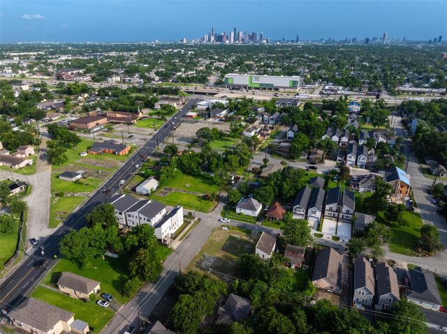 421 E 34th Street, Houston, TX 77018