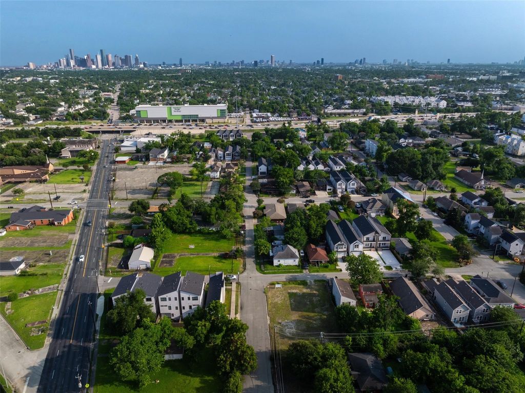 421 E 34th Street, Houston, TX 77018