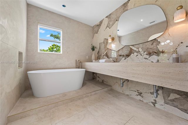 178 NE 45th St, Miami, FL 33137