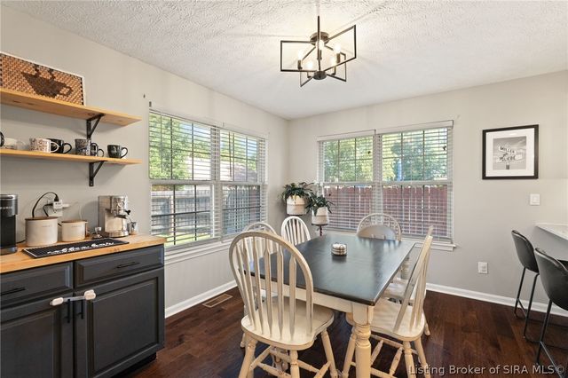 6709 Dovir Woods Drive, Sellersburg, IN 47172