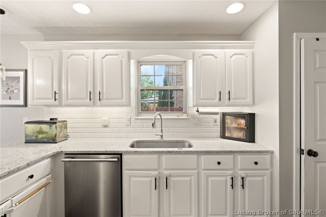6709 Dovir Woods Drive, Sellersburg, IN 47172
