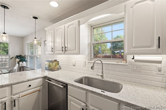 6709 Dovir Woods Drive, Sellersburg, IN 47172
