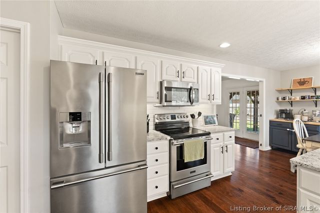 6709 Dovir Woods Drive, Sellersburg, IN 47172