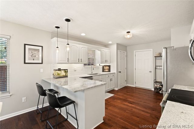 6709 Dovir Woods Drive, Sellersburg, IN 47172
