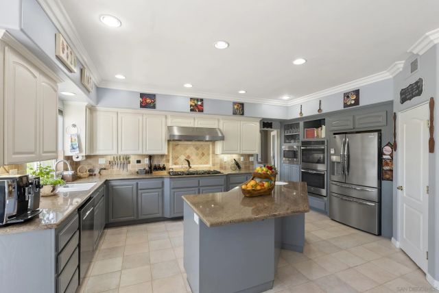 2821 Summit Drive, Escondido, CA 92025