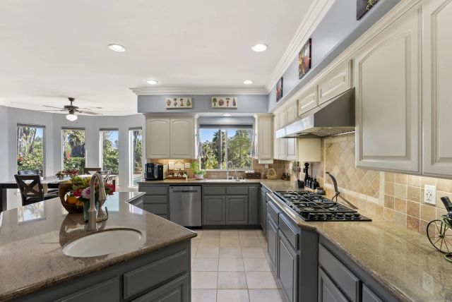 2821 Summit Drive, Escondido, CA 92025