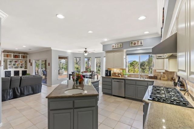 2821 Summit Drive, Escondido, CA 92025