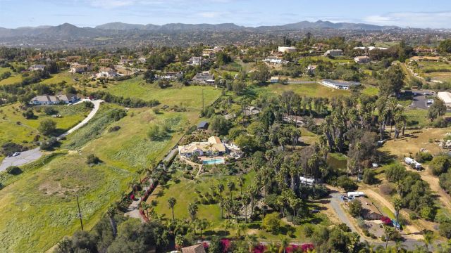 2821 Summit Drive, Escondido, CA 92025