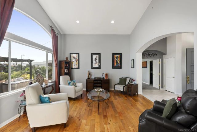 2821 Summit Drive, Escondido, CA 92025