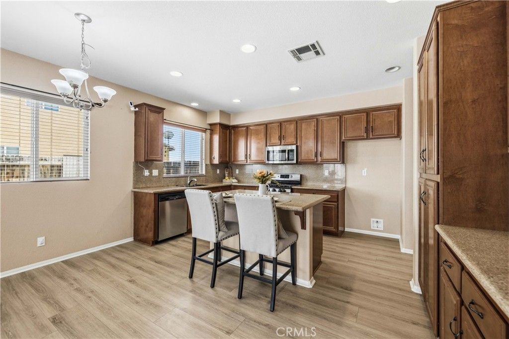 Image 14 of property listing at 3307 Gemstone, Rosamond, CA 93560