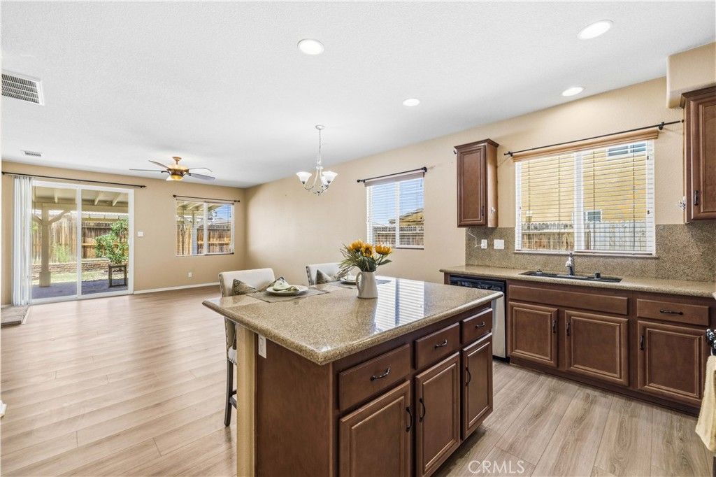 Image 16 of property listing at 3307 Gemstone, Rosamond, CA 93560