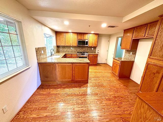 16 Knoll Dr, Fairfield, CA 94534