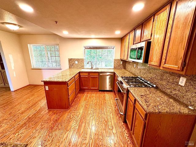 16 Knoll Dr, Fairfield, CA 94534