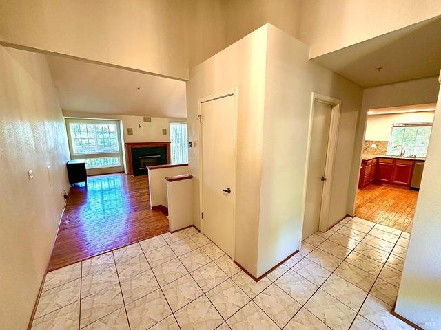 16 Knoll Dr, Fairfield, CA 94534