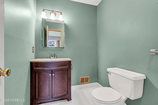 8 Harte Court, Freehold, NJ 07728