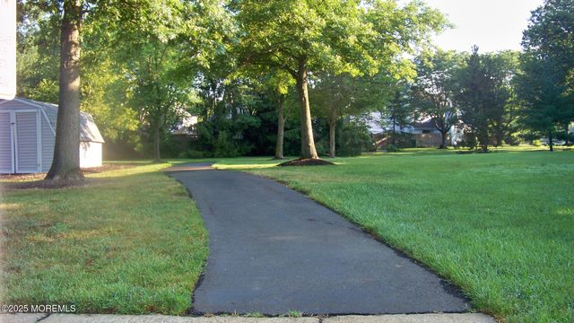 8 Harte Court, Freehold, NJ 07728