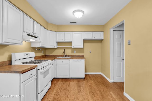 8 Harte Court, Freehold, NJ 07728