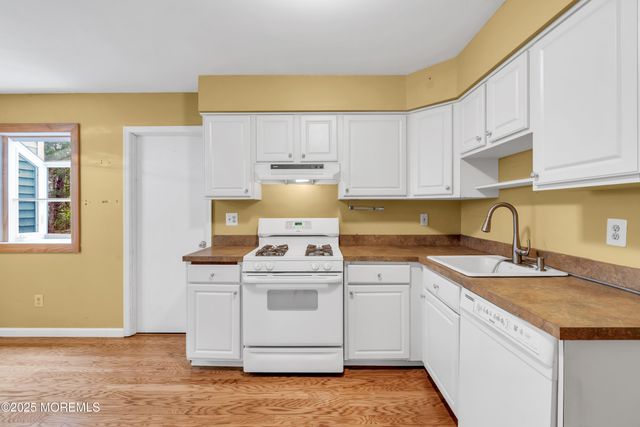 8 Harte Court, Freehold, NJ 07728