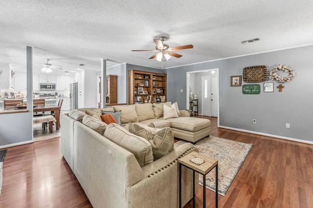 610 Green Hills Drive, Huntsville, TX 77340