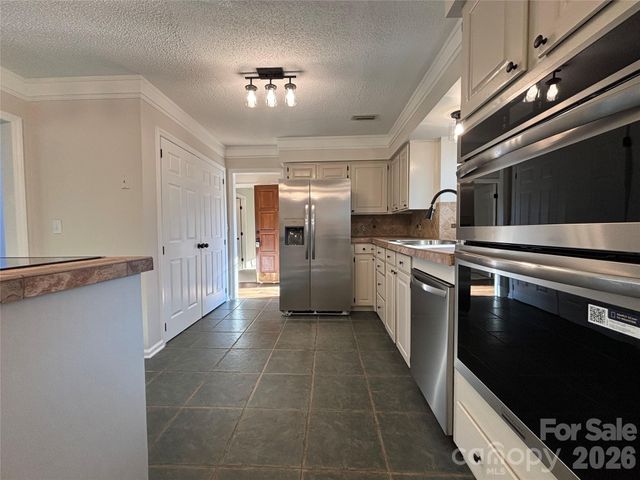 1754 12th Street NE, Hickory, NC 28601