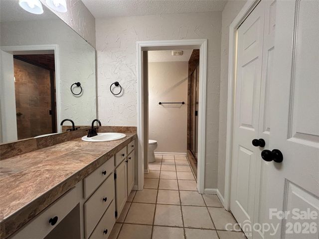 1754 12th Street NE, Hickory, NC 28601