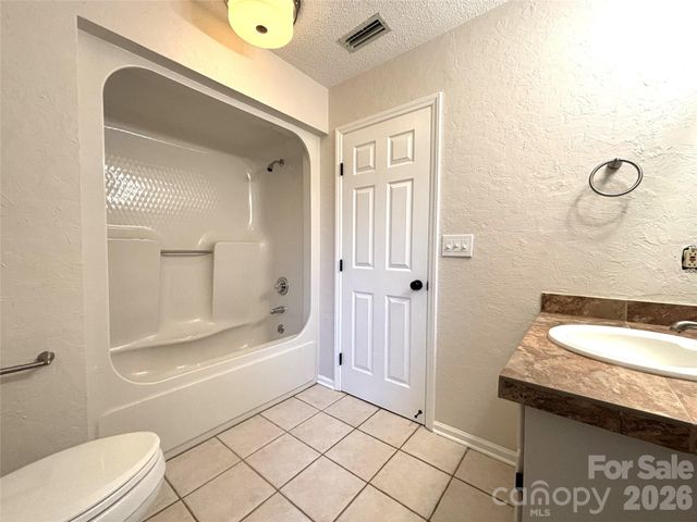 1754 12th Street NE, Hickory, NC 28601