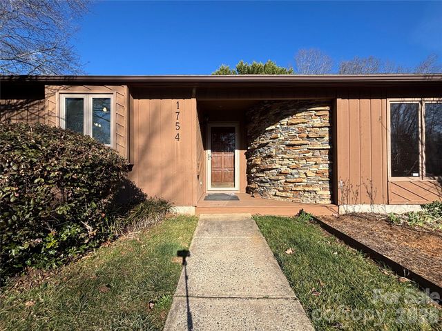 1754 12th Street NE, Hickory, NC 28601
