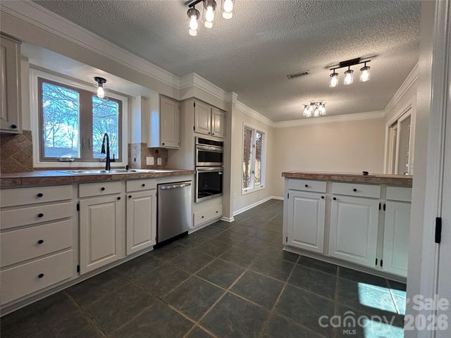 1754 12th Street NE, Hickory, NC 28601