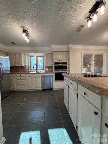 1754 12th Street NE, Hickory, NC 28601