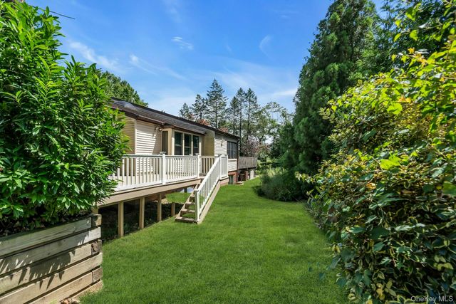 211 Hornbill Drive, Manhasset, NY 11030