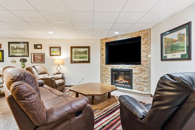 1506 Hummingbird Circle, Waterloo, IA 50702