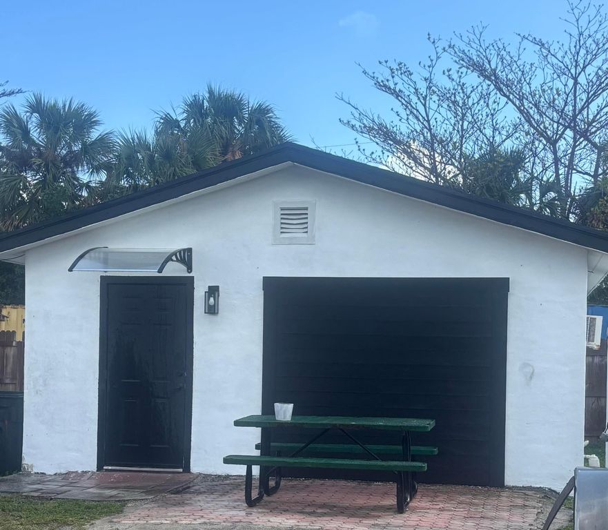 870-G SW 9th Street, Pompano Beach, FL 33060