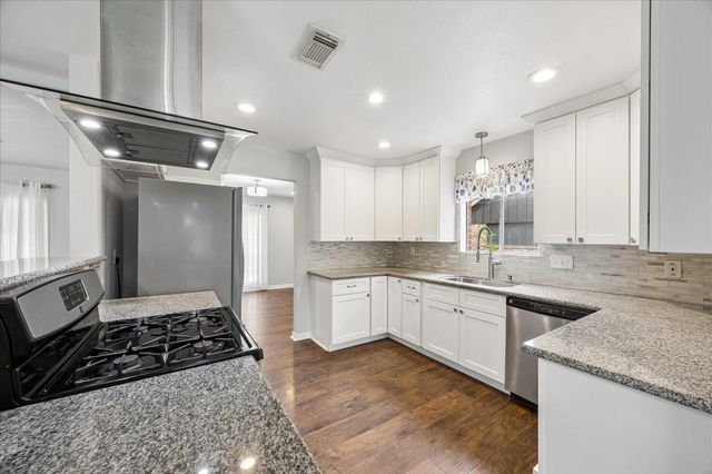 427 Biscayne Boulevard, El Lago, TX 77586